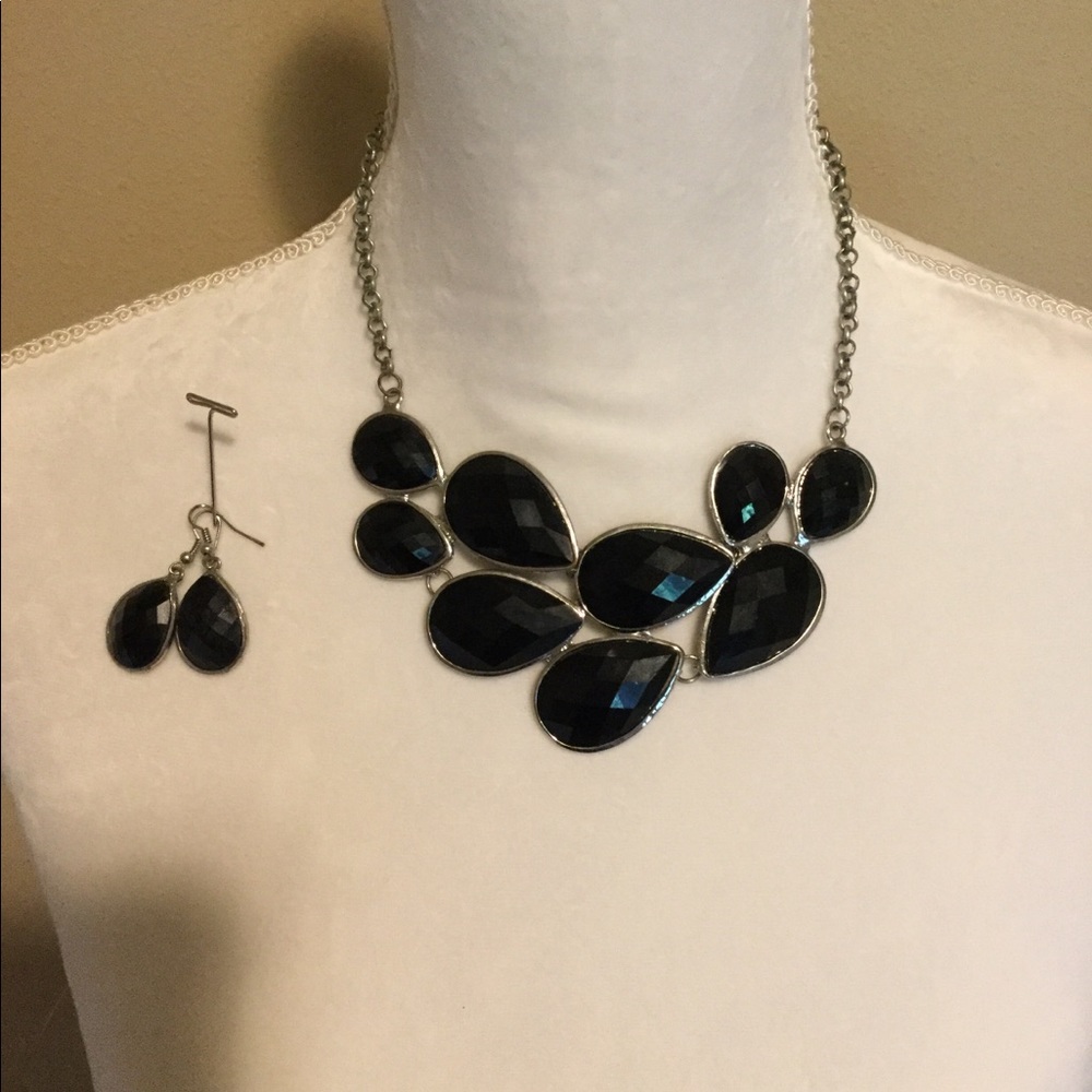 Necklace & earring set